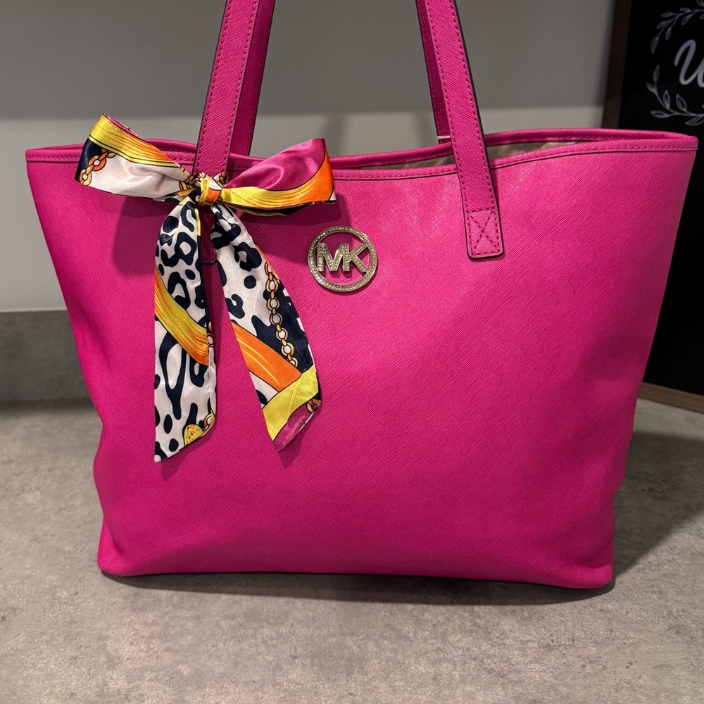 Michael Michael Kors Pink Tote! Preowned!! - Picture 2 of 12